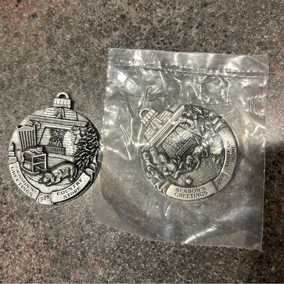 2 collectible ornaments - Picture 1 of 3